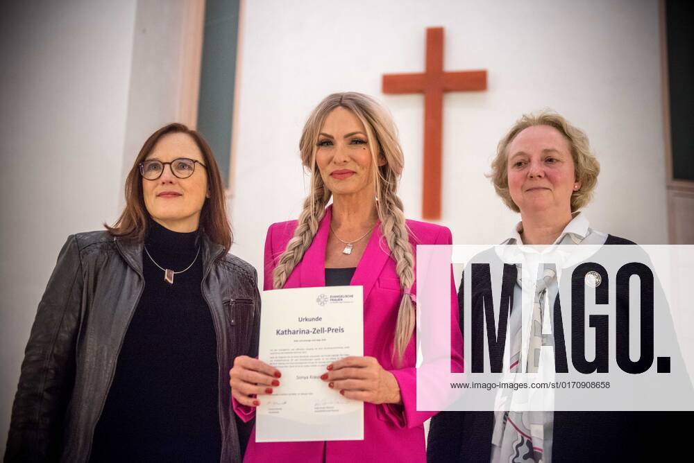 Frankfurt am Main, Der Landesverband Evangelische Frauen in Hessen und Nassau e.V ehrt Moderatorin Sonya Kraus mit dem Katharina-Zell-Preis für ihren mutigen Umgang mit ihrer Brustkrebserkrankung Bild zeigt: der Landesverband Evangelische Frauen in Hessen und Nassau e.V. hat heute Abend Sonya Kraus den Katharina-Zell-Preis verliehen. Die Moderatorin erhält den Preis für ihren mutigen und unerschrockenen Umgang mit ihrer Brustkrebserkrankung. Das Bild zeigt Anja Schwier-Weinrich, geschäftsführende Pfarrerin im Landesverband Evangelische Frauen in Hessen und Nassau e.V, Preisträgerin Sonya Kraus, Christine Schwarzbeck, stellvertretende Vorsitzende im Landesverband Evangelische Frauen in Hessen und Nassau e.V.