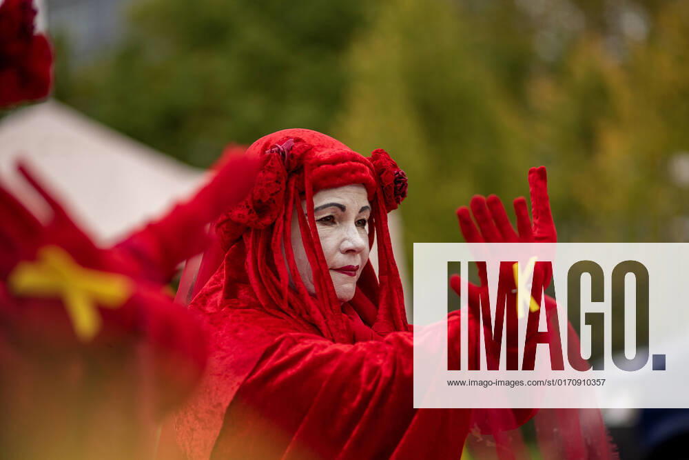 Demonstration vor Bündnis 90 Die Grünen Parteitag in Bonn. Zu Beginn der Bundesdelegiertenkonferenz der Grünen am 14.10.2022 demonstriert Fridays for Future und Greenpeace heute mit anderen Umweltgruppen in Bonn. Grund für die Wut und Enttäuschung der Aktivist*innen ist die Vereinbarung zwischen Robert Habeck, Mona Neubaur und dem Energiekonzern RWE. In einem gemeinsamen Eckpunktepapier haben diese vor 10 Tagen angekündigt, Lützerath nun endgültig abreißen zu wollen. Bonn Gronau Nordrhein-Westfalen Deutschland