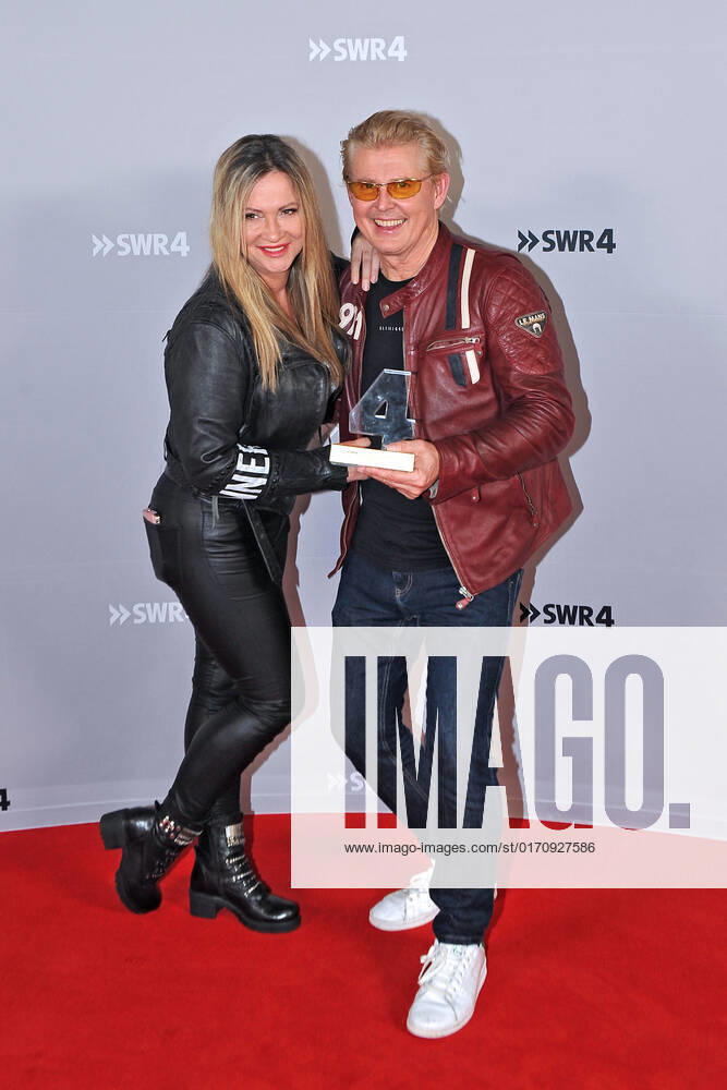 SWR 4: Gläserne 4 . Sänger Markus Mörl und Yvonne König anläßlich der Verleihung der Gläserne 4 vom SWR 4 am 14.10.2022 in der Phoenixhalle im Römerkastell Stuttgart. 20221014MWI44899