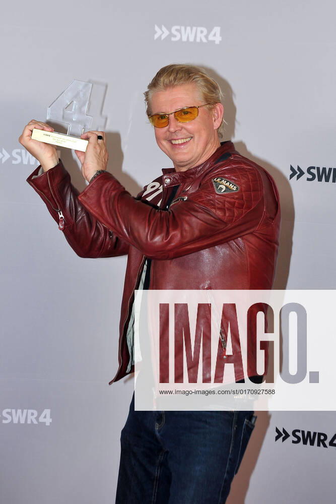 SWR 4: Gläserne 4 . Sänger Markus Mörl anläßlich der Verleihung der Gläserne 4 vom SWR 4 am 14.10.2022 in der Phoenixhalle im Römerkastell Stuttgart. 20221014MWI44914