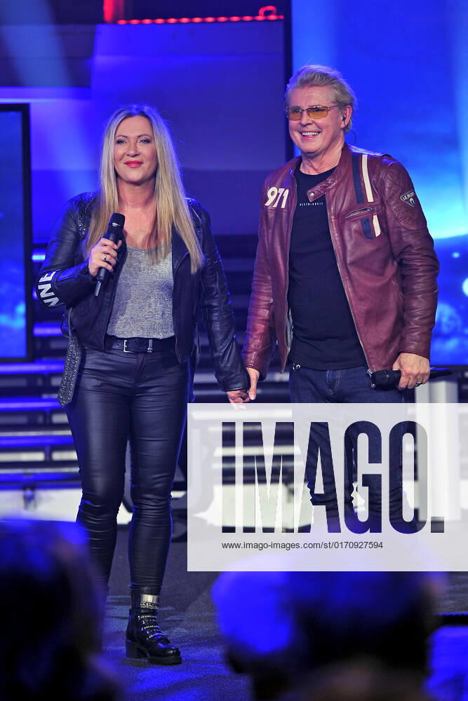 SWR 4: Gläserne 4 . Sänger Markus Mörl und Yvonne König anläßlich der Verleihung der Gläserne 4 vom SWR 4 am 14.10.2022 in der Phoenixhalle im Römerkastell Stuttgart. 20221014MWI44480