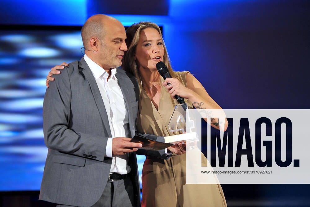 SWR 4: Gläserne 4 . Matthias Methner und Sängerin Sonia Liebing anläßlich der Verleihung der Gläserne 4 vom SWR 4 am 14.10.2022 in der Phoenixhalle im Römerkastell Stuttgart. 20221014MWI43954