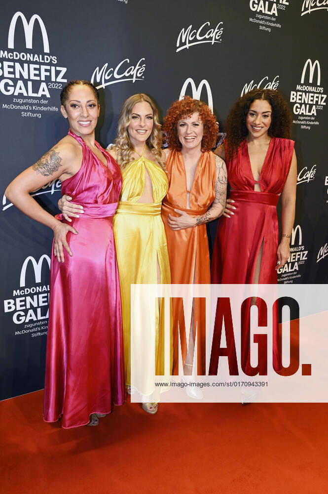 Jessica Wahls, Sandy Mölling, Lucy Diakovska und Nadja Benaissa von den No Angels bei der 17. McDonald s Benefiz Gala 2022 zugunsten der McDonalds Kinderhilfe Stiftung in den Eisbach Studios, München
