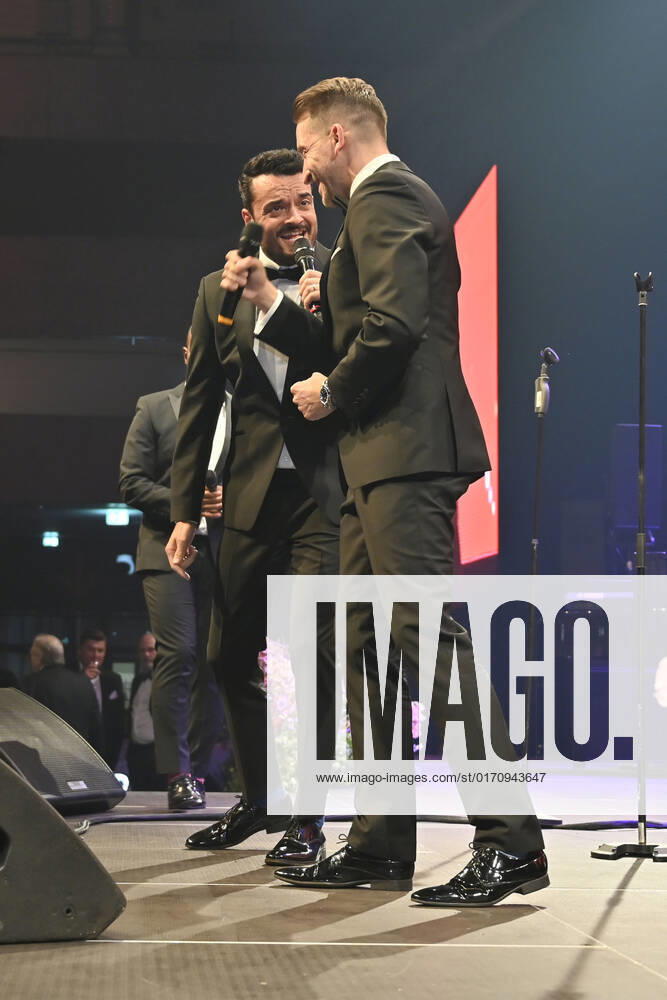 Giovanni Zarrella und Tom Marks von Vintage Vegas live beim 10. Ball der Unternehmer 2022 in Halle 3C der NürnbergMesse. Nürnberg, 15.10.202323