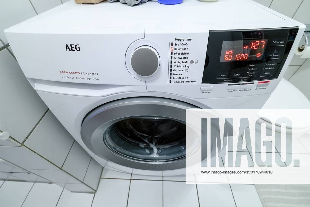 Düsseldorf 16.10.2022 AEG Lavamat Badezimmer Wasseranschluss Waschmaschine Waschprogramme Ecowäsche Ökowäsche Baumwolle Pflegeleicht Pflegewäsche Kochwäsche Wolle Seide Outdoor Daunen Leichtbügeln Pumpen Schleudern Digitalanzeige weisse Ware Waschvollautomat Energie sparen Wasserverbrauch Wasserkosten Wassermangel Wasserknappheit Hitzewelle Miete Mietkosten Mietnebenkosten Wohnen Wohnung Mieterhöhung Wohnfläche Energiebedarf Stromkostenabrechnung Betriebskosten Klimaschutzgesetz CO2-Abgabe CO2-Preis energetische Sanierung Bundesumweltministerium Mieter Vermieter Elektrizität Stromrechnung Stromvergütung Netztransparenz Stromtarife Strom Ökostrom Isolatoren Blitzschutz Stromausfall EEG-Umlage Stromverbrauch Strompreise Stromkost