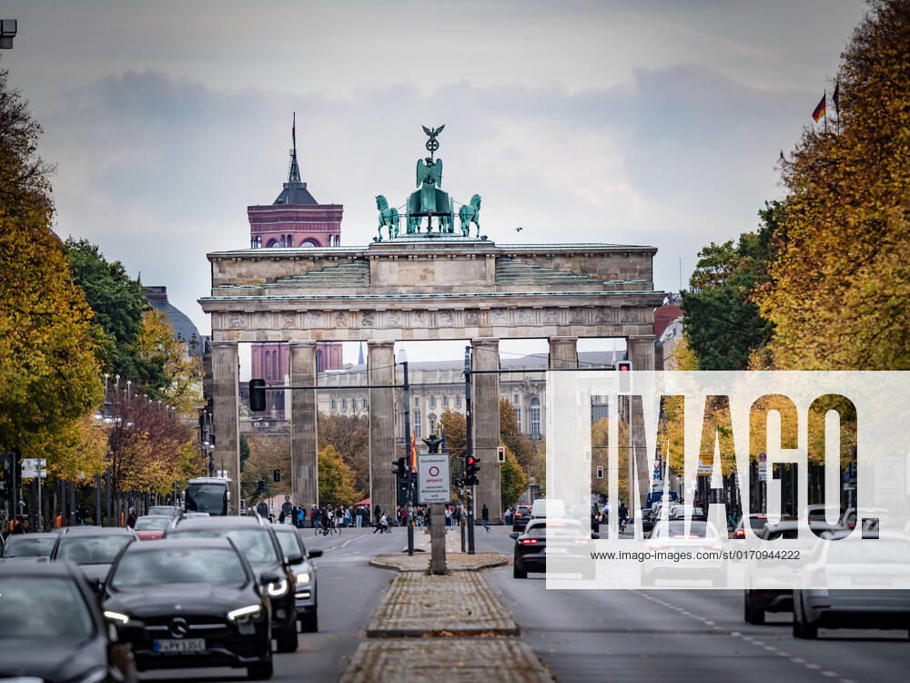 Berlin Mitte, Brandenburger Tor, Straßenszene mit Straße des 17. Juni - 16.10.2022 Berlin