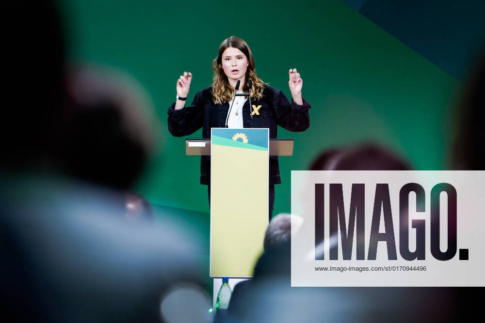 Bundesparteitag Buendnis 90 Die Gruenen (48. Ordentliche Bundesdelegiertenkonferenz Bonn 2022) Aktuell, 16.10.2022, Bonn, Klimaaktivistin Luisa Neubauer im Portrait bei ihrer Rede beim Bundesparteitag von Buendnis90 Die Grunen der 48. Ordentlichen Bundesdelegiertenkonferenz Bonn 2022 der Partei Buendnis 90 Die Gruenen Bonn Nordrhein-Westfalen Deutschland
