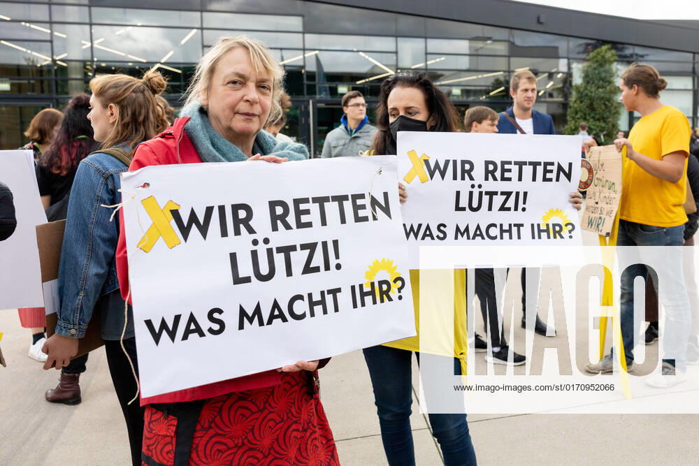 Initiativen von Lützerath bleibt sowie Friedas for Future zeigen ihren Unmut nach dem gescheiterten Änderungsantrag der Grünen Jugend - Der Parteitag von Bündnis 90 Die Grünen im WCCB in Bonn ist die 48. Bundesdelegiertenkonferenz BDK der Partei. 16.10.2022 Bonn Gronau NRW Deutschland