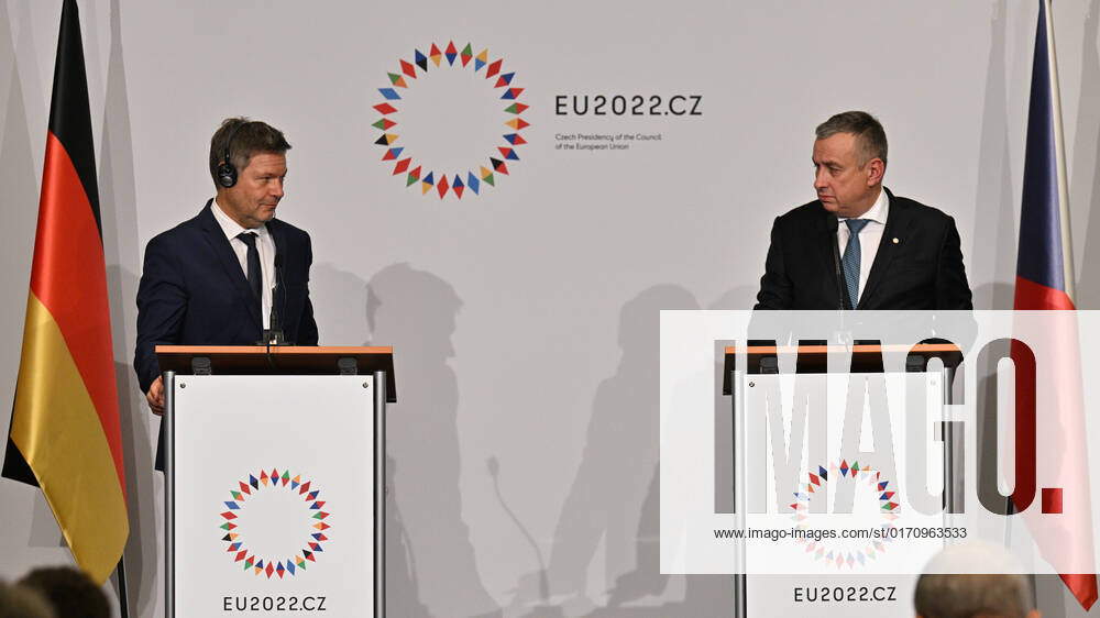 German Minister for Economic Affairs and Climate Action Robert Habeck, left, and Czech Industry and Trade Minister Jozef Sikela speak during the press conference after their meeting with in Prague, Czech Republic, October 17, 2022. Topics included European reaction to high energy prices and aid to companies. (CTKxPhoto MichalxKamaryt) CTKPhotoP2022101705033 kmt
