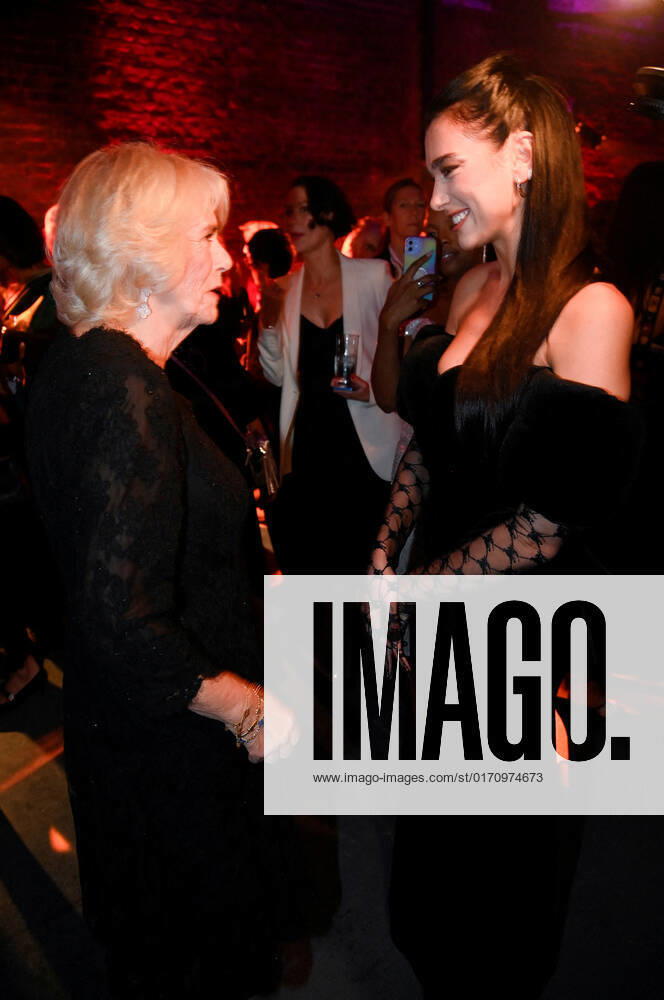 . 17 10 2022. London, United Kingdom. Camilla, Queen Consort, with Dua Lipa at the 2022 Booker Prize awards ceremony in London. xi-Imagesx IIM-23852-0008