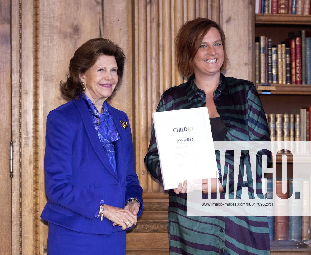 STOCKHOLM 20221018 Nele Broothaerts from the Belgian organization Child Focus receives an award from Queen Silvia during the ceremony of the Child10 award in the Bernadotte Library at Stockholm Palace STOCKHOLM SWEDEN