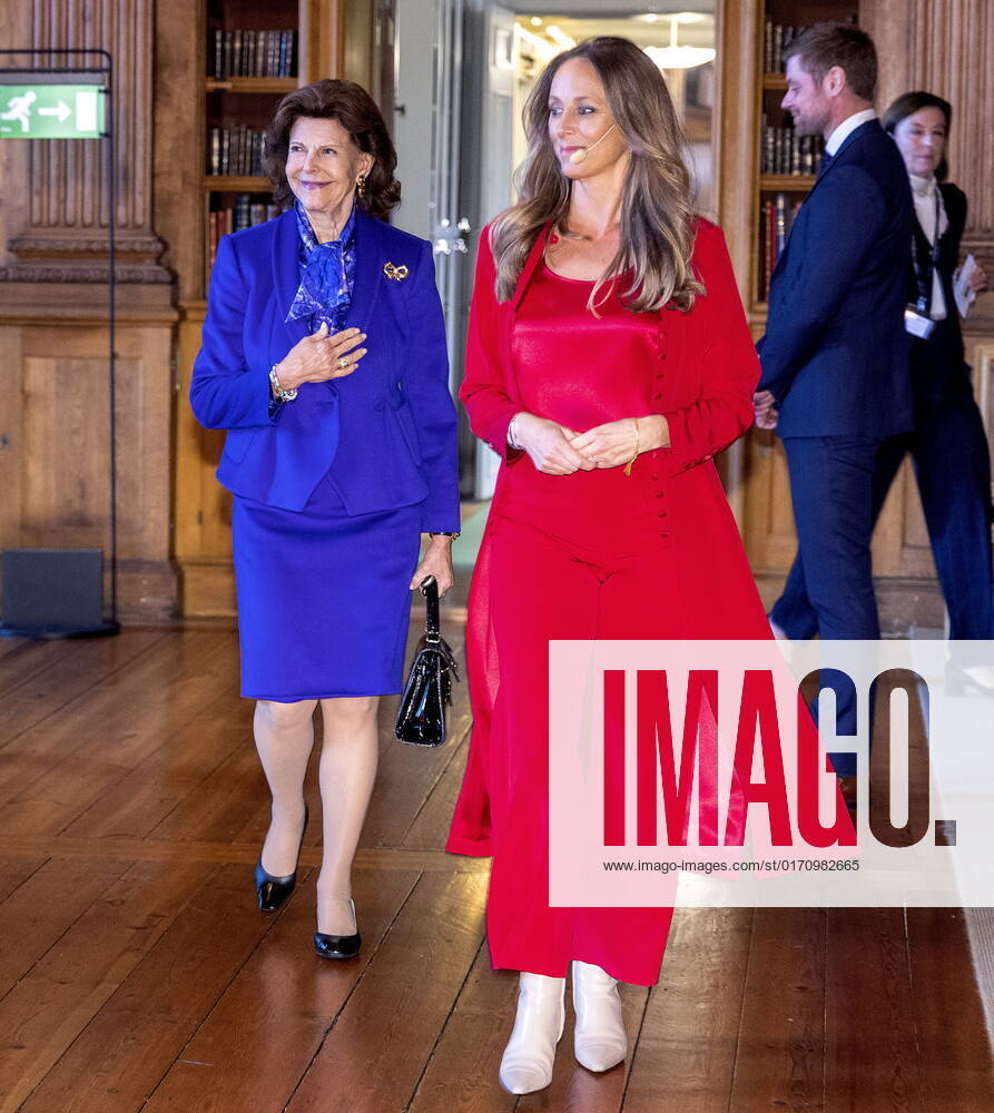 STOCKHOLM 20221018 Queen Silvia arrives at the ceremony of the Child10 award in the Bernadotte Library at Stockholm Palace STOCKHOLM SWEDEN