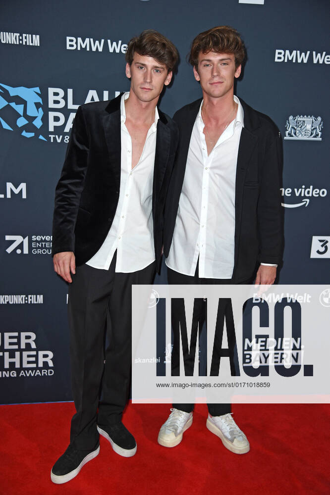 Emil Belton mit Zwillingsbruder Oskar Belton bei der Preisverleihung Blauer Panther TV & Streaming Award in der BMW-Welt in München am 19.10.2022