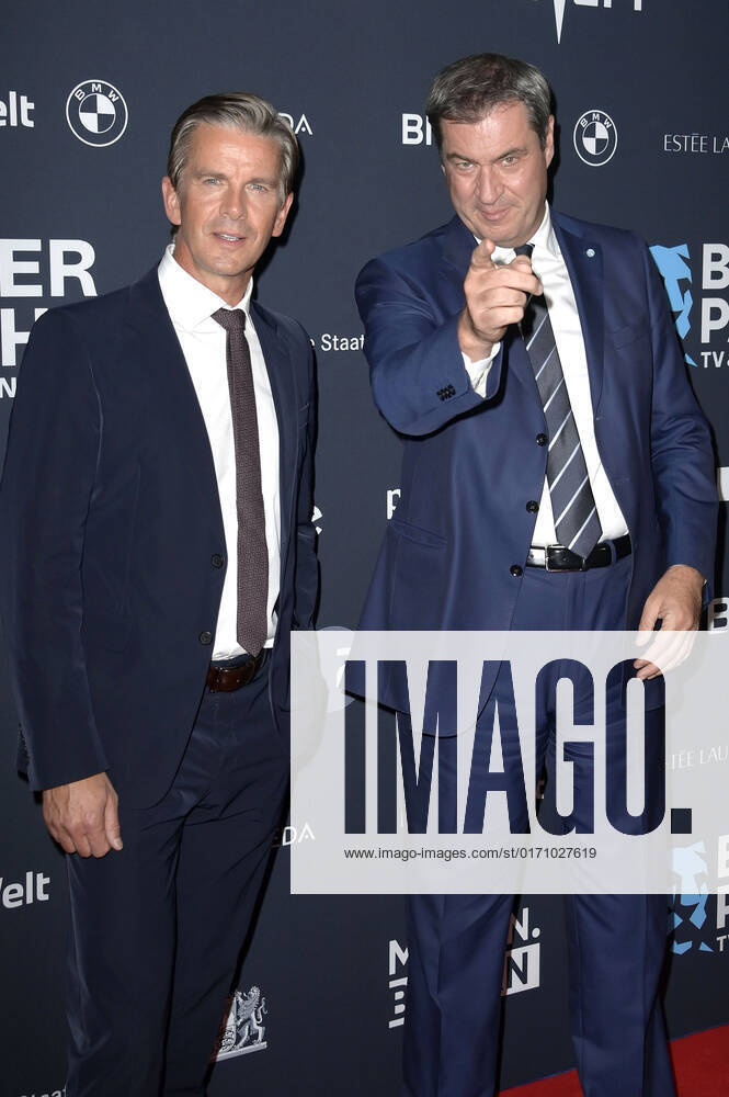 Markus Lanz und Markus Söder bei der Verleihung vom Blauer Panther - TV & Streaming Award 2022 in der BMW Welt. München