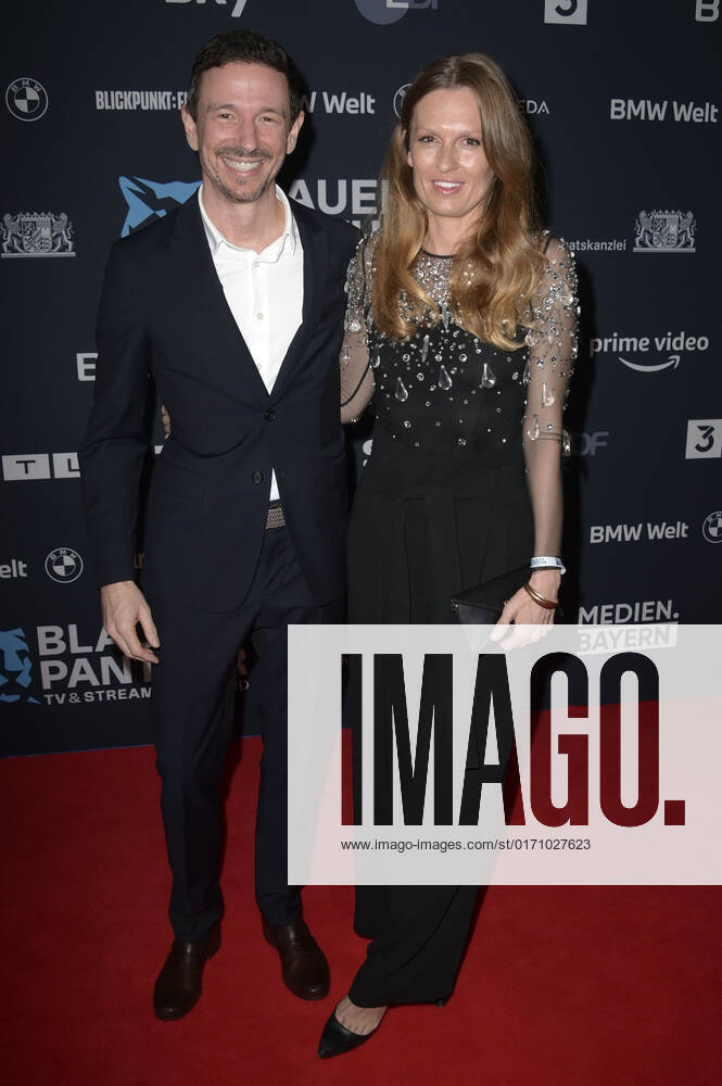 Oliver Berben mit Ehefrau Katrin Kraus bei der Verleihung vom Blauer Panther - TV & Streaming Award 2022 in der BMW Welt. München