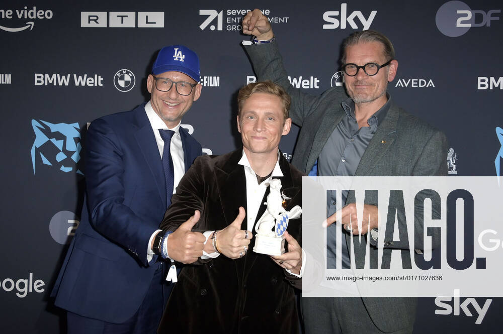 Frank Kusche, Matthias Schweighöfer und Götz Otto bei der Verleihung vom Blauer Panther - TV & Streaming Award 2022 in der BMW Welt. München