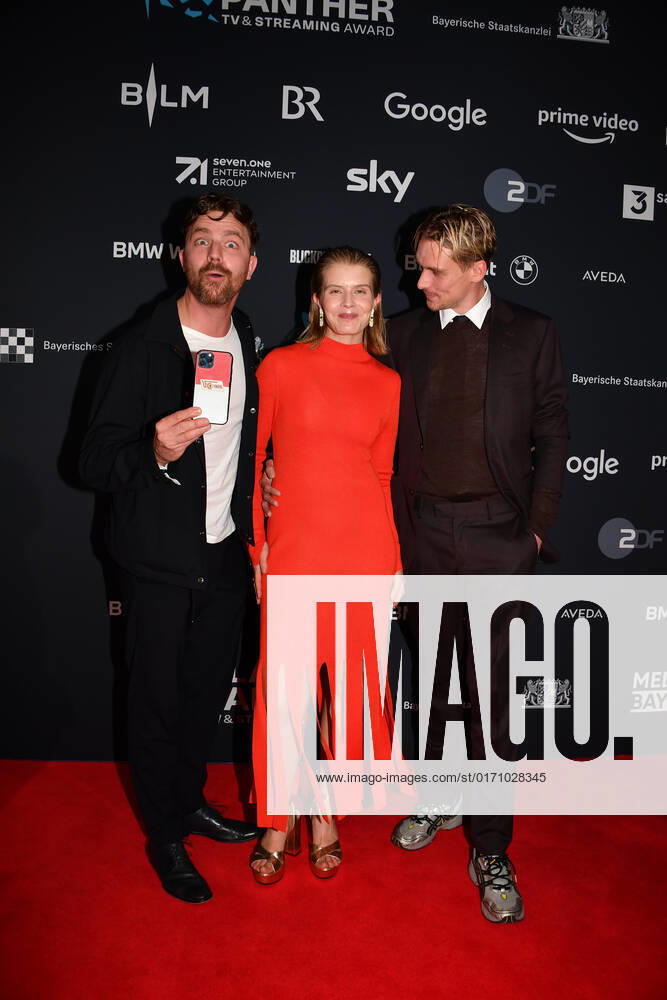 Friedrich Mücke, Alina Tomnikov, Daniel Strässer Verleihung Blauer Panther - TV & Streaming Award 2022 Ehrung, Auszeichnung, Preis BMW Welt München 19. Oktober 2022