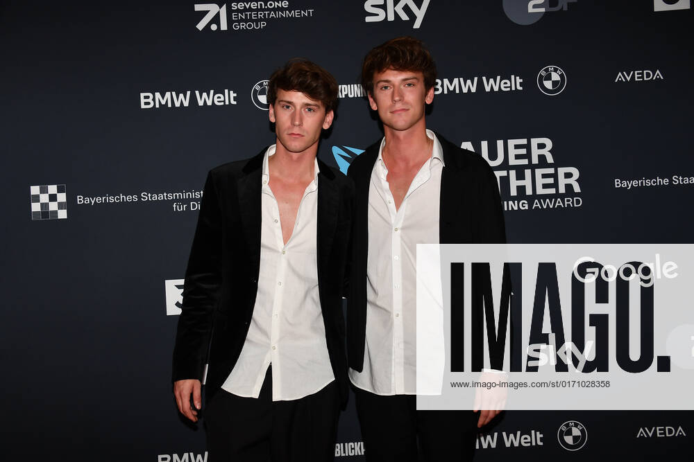 Emil Belton mit Zwillingsbruder Oskar Belton Verleihung Blauer Panther - TV & Streaming Award 2022 Ehrung, Auszeichnung, Preis BMW Welt München 19. Oktober 2022