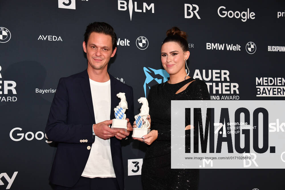 Jo Schueck und Salwa Houmsi Verleihung Blauer Panther - TV & Streaming Award 2022 Ehrung, Auszeichnung, Preis BMW Welt München 19. Oktober 2022