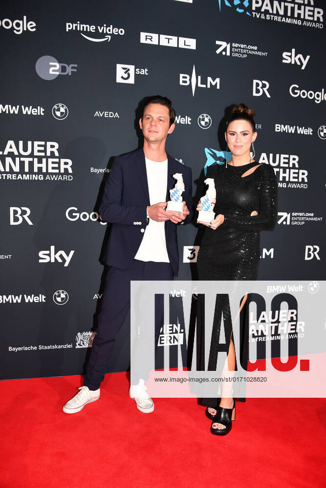 Jo Schueck und Salwa Houmsi Verleihung Blauer Panther - TV & Streaming Award 2022 Ehrung, Auszeichnung, Preis BMW Welt München 19. Oktober 2022
