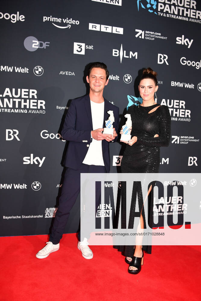 Jo Schueck und Salwa Houmsi Verleihung Blauer Panther - TV & Streaming Award 2022 Ehrung, Auszeichnung, Preis BMW Welt München 19. Oktober 2022