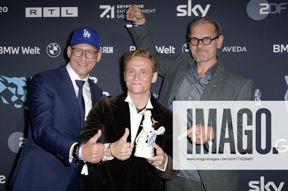 Frank Kusche, Matthias Schweighöfer und Götz Otto bei der Verleihung vom Blauer Panther - TV & Streaming Award 2022 in der BMW Welt. München