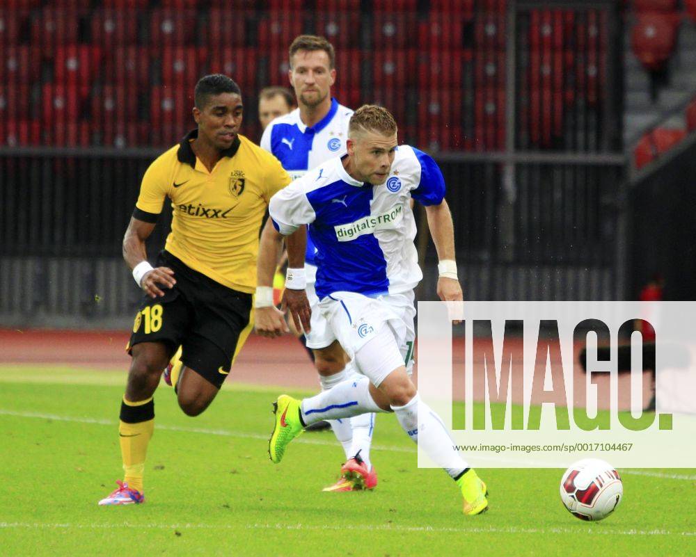 Zuerich Fussball Herren Champions League-Qualifikation Saison 2014 2015 Stadion Letzigrund Grasshopper Club Zuerich - OSC Lille Bild zeigt Yoric Ravet (GC) gegen Idrissa Gueye 18 Frank Beria Zweikampf Aktion Foto