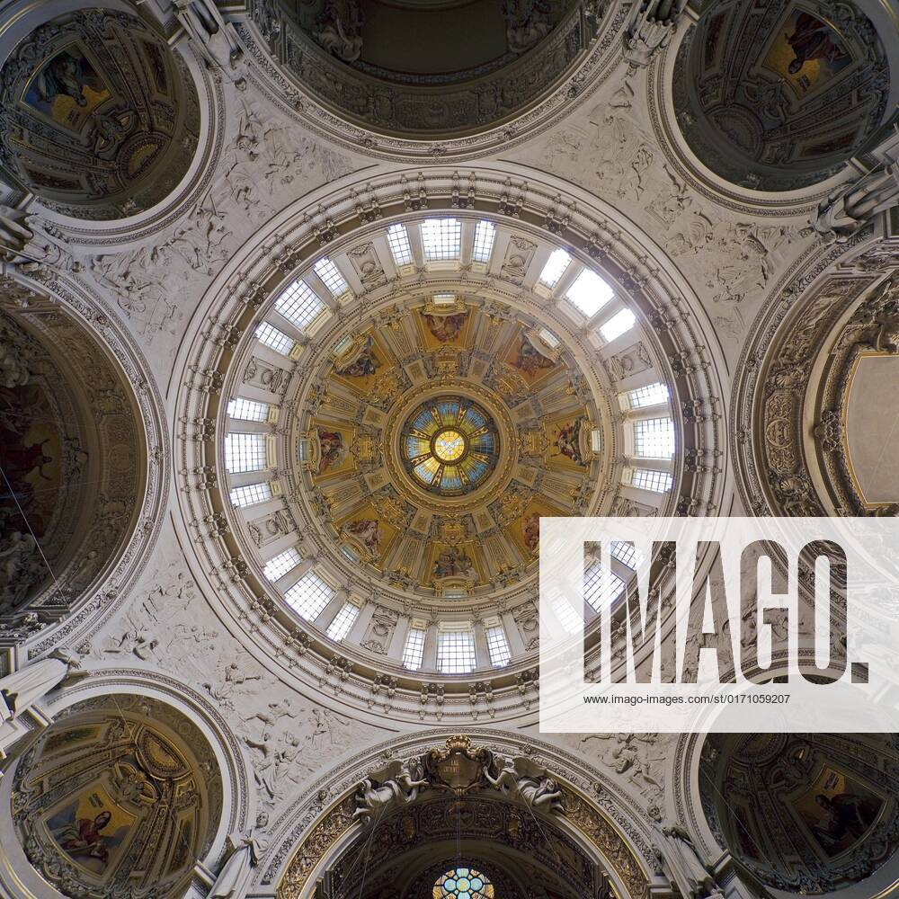 IMAGO Creative: Architektur in Berlin Aufblick in die Kuppel mit zentralem Heiliggeistfenster mit Kuppelfenstern, Innenaufnahme, Berliner Dom, Berlin, Deutschland, Europa