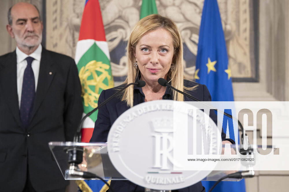 Italien, Giorgia Meloni mit Regierungsbildung beauftragt October 21, 2022, Rome: Italian designated Prime Minister Giorgia Meloni reads the list of ministers.at the end of her meeting with President Sergio Mattarella, in Rome, Italy, 21 October 2022. Italian President Sergio Mattarella, who spoke to the opposition parties and the parliamentary speakers as part of the formal consultations, has given Giorgia Meloni a mandate to form a government. .ANSA QUIRINAL PRESS OFFICE FRANCESCO AMMENDOLA. (NPK) Rome - ZUMAa110 20221021_zaf_a110_057