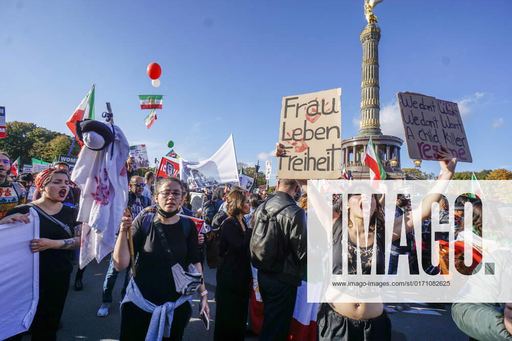 Bilder des Jahres 2022, News 10 Oktober Solidaritäts-Demonstration gegen die Unterdrückung der Frauen im Iran, Tiergarten, Siegessäule, Großer Stern, Berlin Großdemo gegen das Regime der Mullahs im Iran. Auslöser der Demonstrationen war der Tod der 22-jährigen Masha Amini. 22.10.2022, Berlin-Mitte, Tiergarten, News,