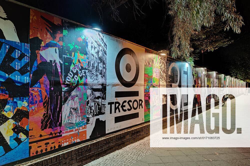 Beleuchtete Wand am Techno-Club Tresor in der Nacht, Köpenicker Strasse, Berlin Mitte, Berlin, Deutschland, Europa