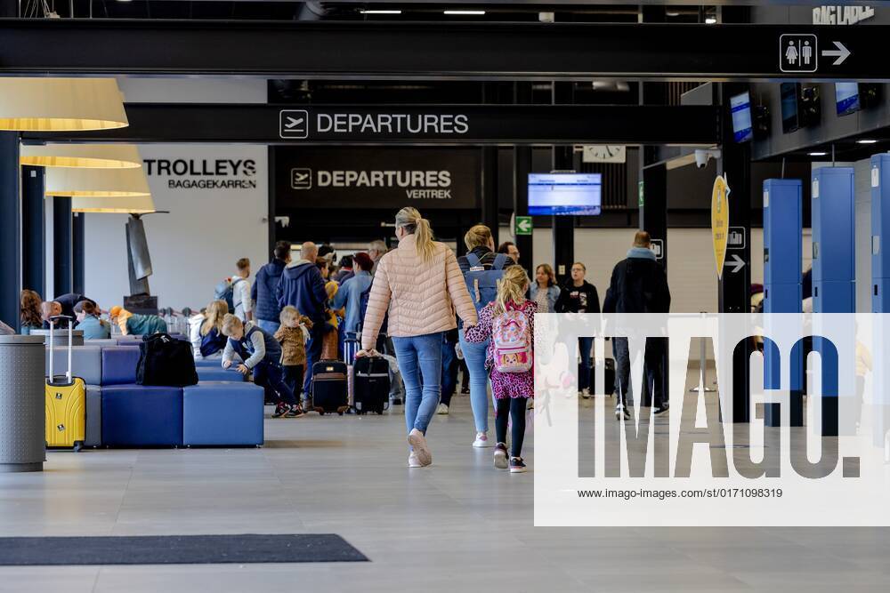 2022-10-23 09:26:45 MAASTRICHT - Travelers at Maastricht Aachen Airport. Schiphol buys itself from Limburg airport for 4 million euros. ANP ROBIN VAN LONKHUIJSEN netherlands out - belgium out