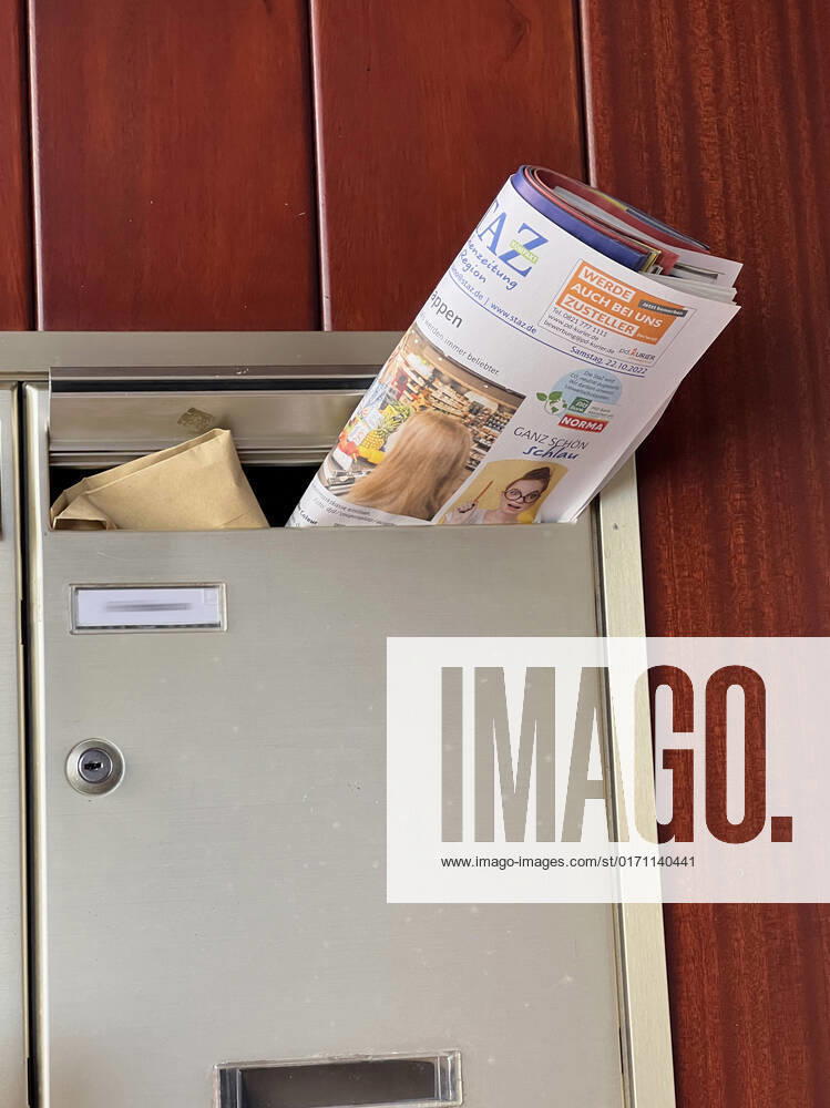 Briefkasten einer Wohnanlage, Werbeprospekte stecken im Briefschlitz. 24.10.2022, Briefkasten 24.10.2022, Briefkasten