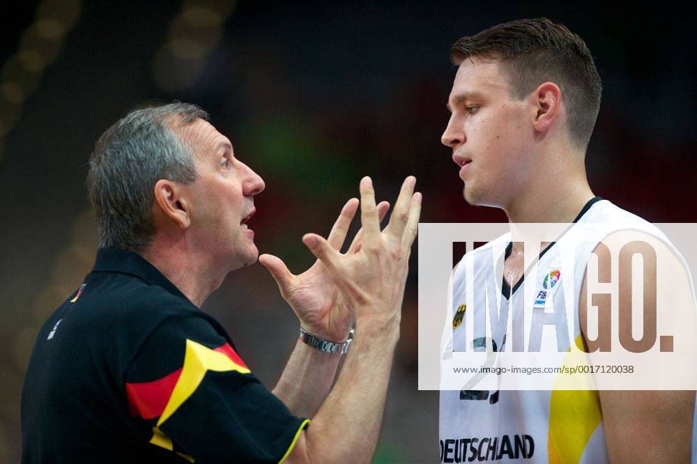 Basketball Bamberg 01.08.2014 Supercup der Herren Länderspiel Deutschland (GER) - Lettland (LAT) Emir Mutapcic (Deutschland, Bundestrainer) Johannes Voigtmann (Deutschland, No.25)