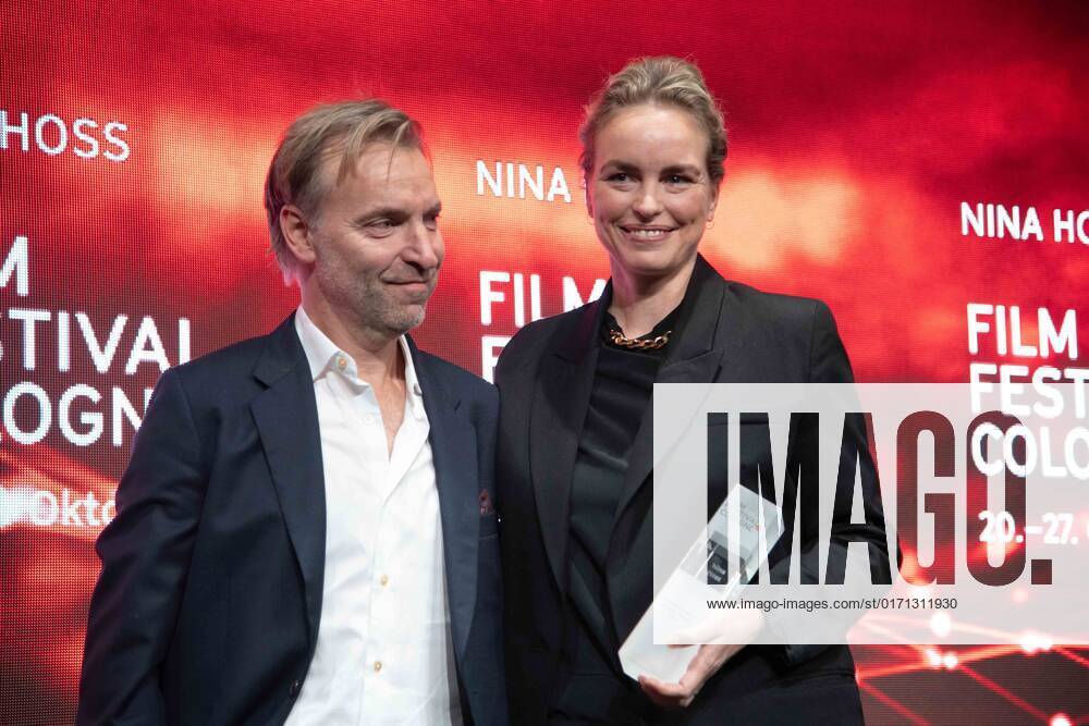 Schauspielerin Nina HOSS bekommt den International Actors Award, links Laudator Mans MARLIND, Regisseur, Film Festival Cologne awards in Koeln