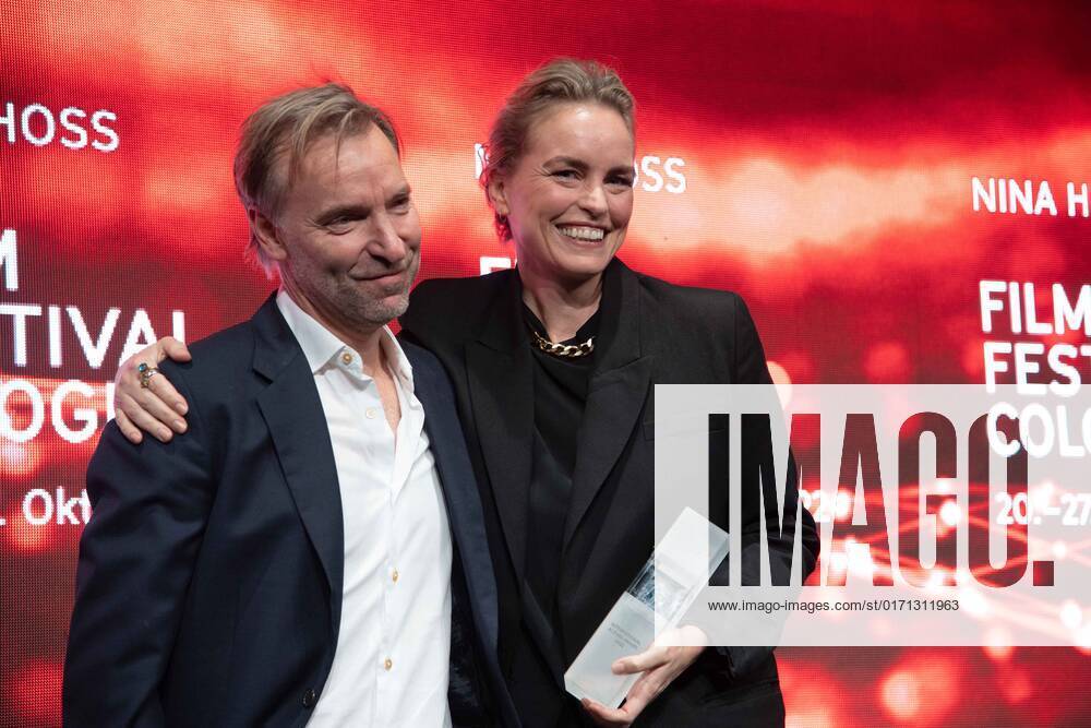 Schauspielerin Nina HOSS bekommt den International Actors Award, links Laudator Mans MARLIND, Regisseur, Film Festival Cologne awards in Koeln