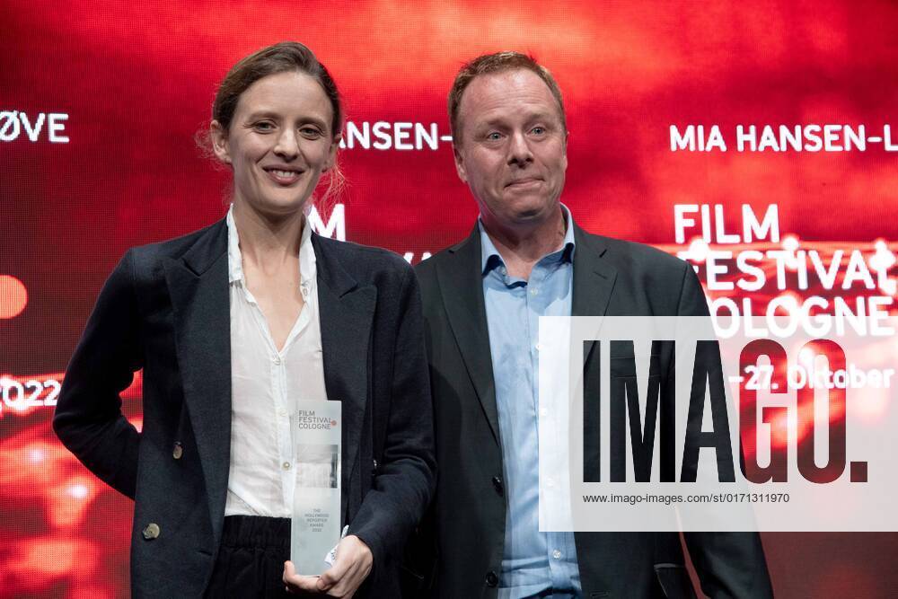 Regisseurin Mia HANSEN-LOVE, LOEVE, (links) bekommt den The Hollywood Reporter Award, rechts Laudator Scott ROXBOROUGH, Film Festival Cologne awards in Koeln