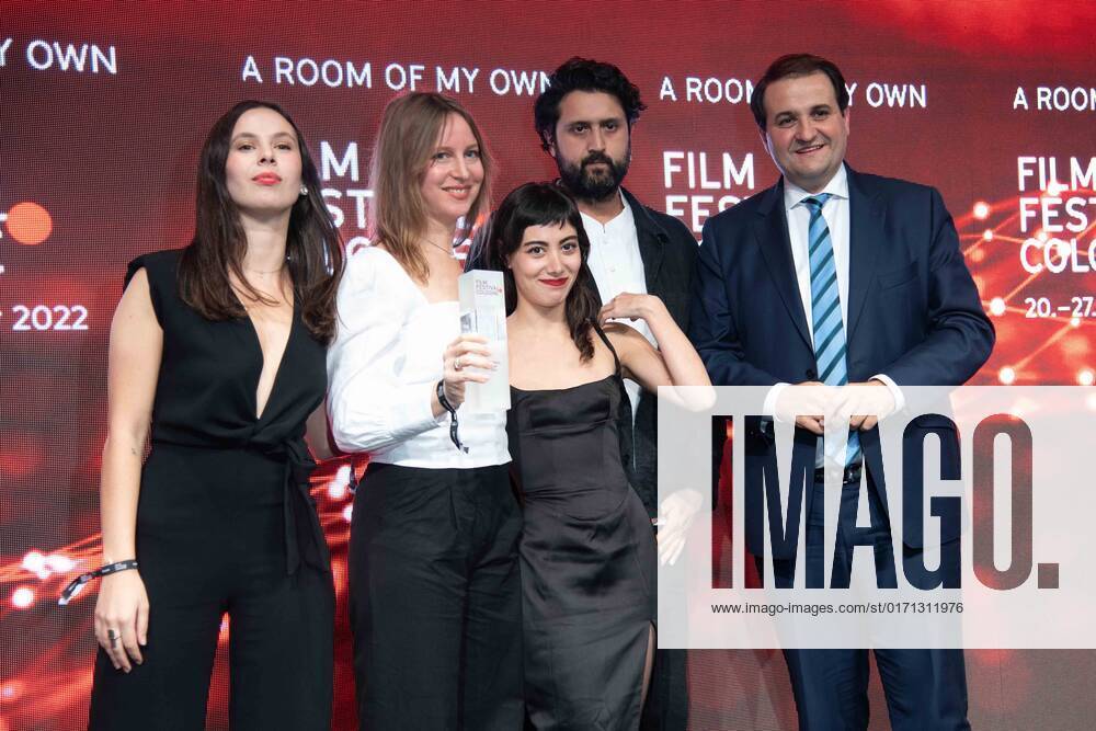 Von links Schauspielerin Taki MUMLADZE, Produzentin Eva BLONDIAU, Schauspielerin Mariam KHUNLADZE und Produzent Elmar IMANOV bekommen den Filmpreis NRW fuer ihren Film A ROOM OF MY OWN, rechts Laudator Nathanael LIMINSKI, Leiter der Staatskanzlei NRW, Film Festival Cologne awards in Koeln