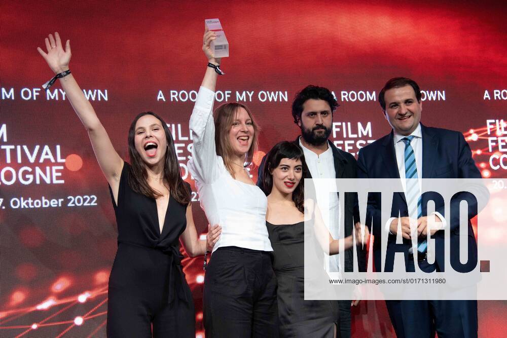 Von links Schauspielerin Taki MUMLADZE, Produzentin Eva BLONDIAU, Schauspielerin Mariam KHUNLADZE und Produzent Elmar IMANOV bekommen den Filmpreis NRW fuer ihren Film A ROOM OF MY OWN, rechts Laudator Nathanael LIMINSKI, Leiter der Staatskanzlei NRW, Film Festival Cologne awards in Koeln