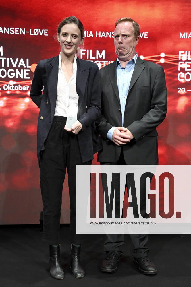 Mia Hansen-Löve und Scott Roxborough bei der Verleihung der Film Festival Cologne Awards auf dem 32. Film Festival Cologne 2022 im E-Werk. Köln