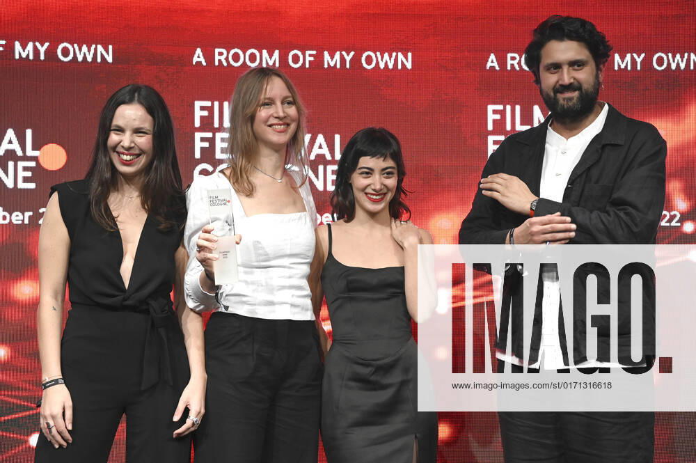Taki Mumladze, Eva Blondia, Mariam Khundadze und Elmar Imanov bei der Verleihung der Film Festival Cologne Awards auf dem 32. Film Festival Cologne 2022 im E-Werk. Köln