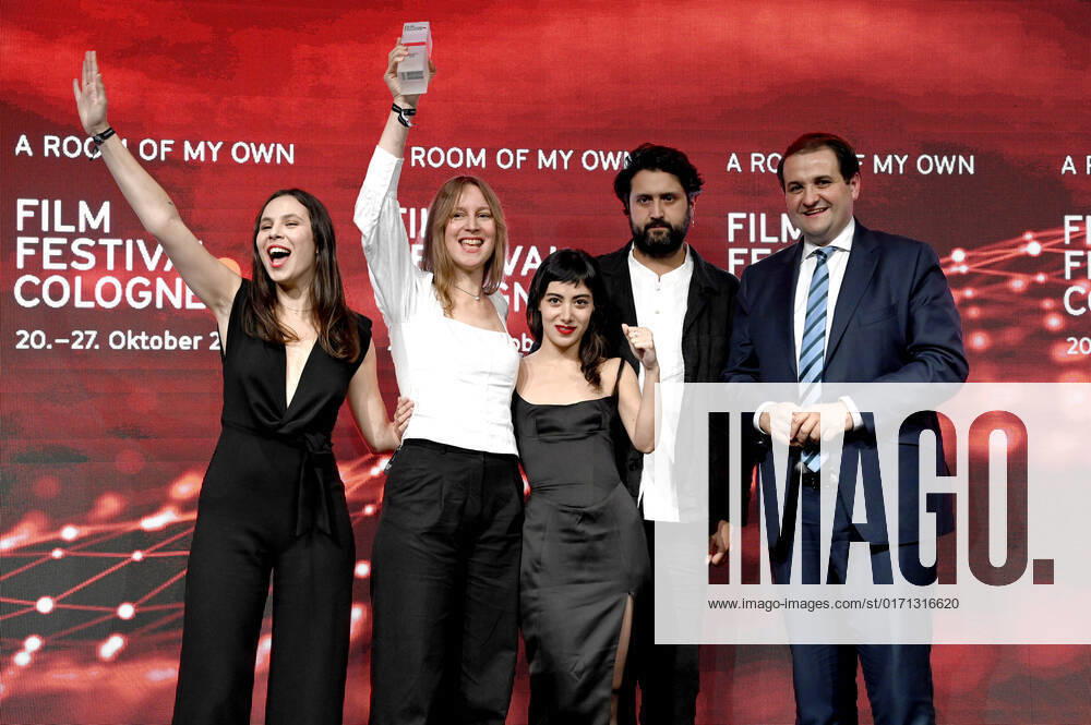 Taki Mumladze, Eva Blondia, Mariam Khundadze, Elmar Imanov und Nathanael Liminski bei der Verleihung der Film Festival Cologne Awards auf dem 32. Film Festival Cologne 2022 im E-Werk. Köln