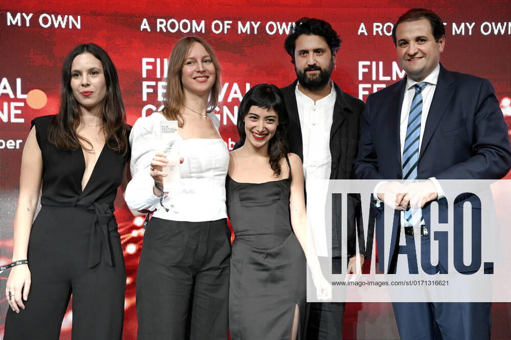 Taki Mumladze, Eva Blondia, Mariam Khundadze, Elmar Imanov und Nathanael Liminski bei der Verleihung der Film Festival Cologne Awards auf dem 32. Film Festival Cologne 2022 im E-Werk. Köln