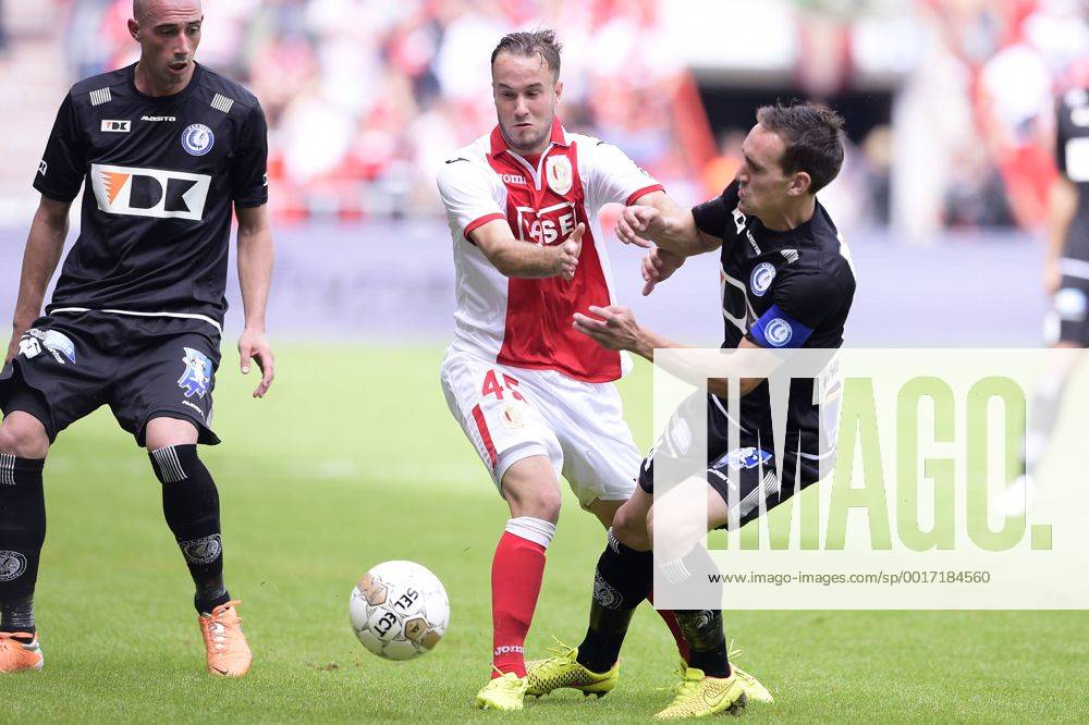 20140810 - LIEGE, BELGIUM: Standard d Francois Marquet and Gent s Sven Kums fight for the ball during the Jupiler Pro League match between Standard de Liege and AA Gent, in Liege, Sunday 10 August 2014, on the third day of the Belgian soccer championship. YORICKxJANSENS 04275134