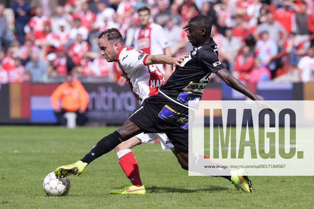 20140810 - LIEGE, BELGIUM: Standard d Francois Marquet and Gent s Nana Asare fight for the ball during the Jupiler Pro League match between Standard de Liege and AA Gent, in Liege, Sunday 10 August 2014, on the third day of the Belgian soccer championship. YORICKxJANSENS 04275142