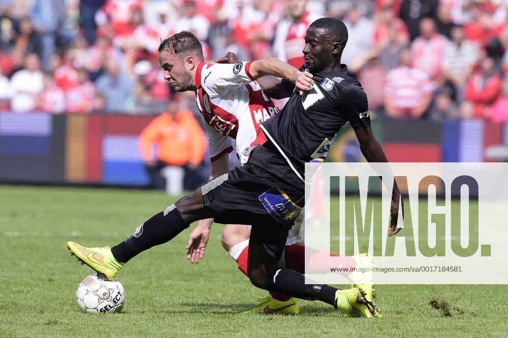 20140810 - LIEGE, BELGIUM: Standard d Francois Marquet and Gent s Nana Asare fight for the ball during the Jupiler Pro League match between Standard de Liege and AA Gent, in Liege, Sunday 10 August 2014, on the third day of the Belgian soccer championship. YORICKxJANSENS premiumd 20172377