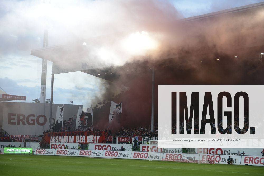 Fussball, 11.08.2014, Fussball, 2. Bundesliga, Saison 2014 15, 1. FC Nuernberg Die Fans des 1. FC Nuernberg zuenden vor dem Spiel Rauchbomben. Rauch, Pyro, Pyrotechnik, Feuerwerk, EP_mmz