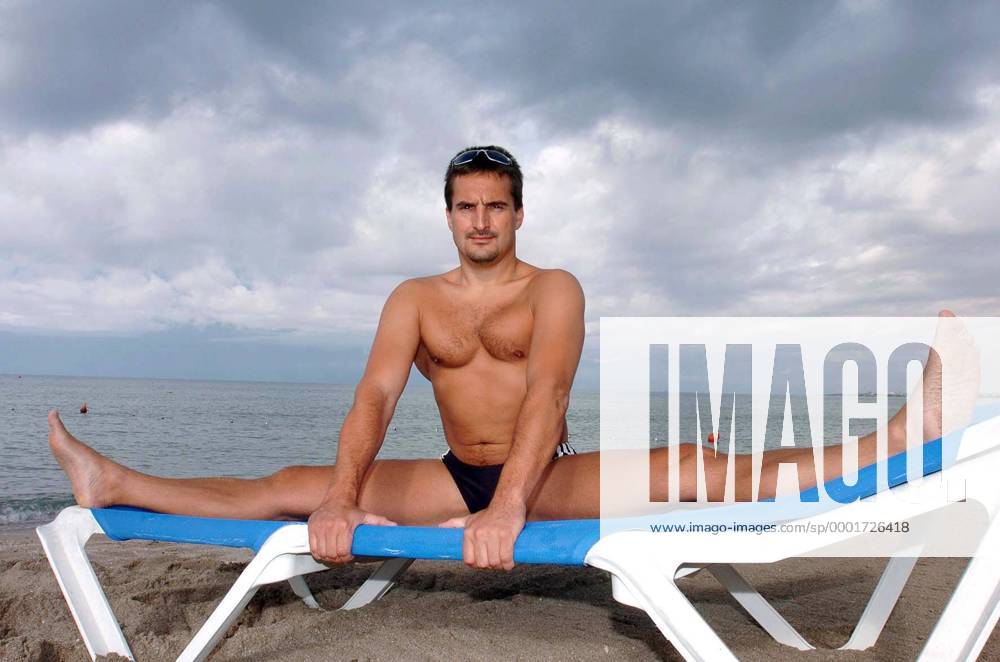 Georg Hackl (Deutschland) genießt seine Urlaubszeit am Strand von Apulien in Italien Rennrodeln Herren Champion des Jahres 2005 Robinson Klub, Ferien, Urlaub, Freizeit, Shooting, Fotoshooting, Fototermin Einzelbild Athletenurlaub, Club Apulien, Apulia