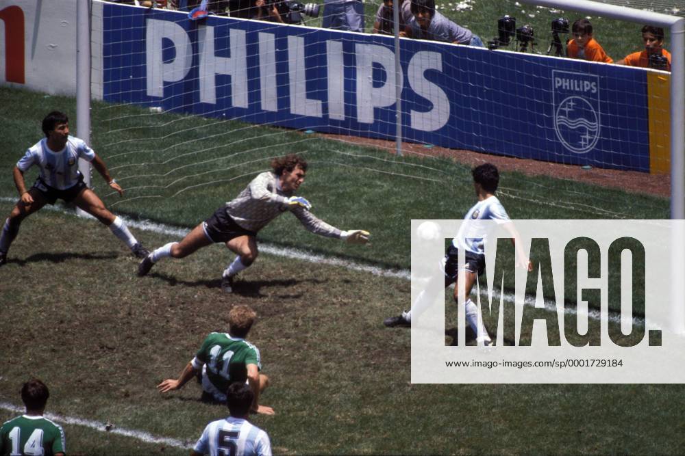 Torwart Nery Pumpido, Julio Olarticoechea (li.) und Hector Enrique (re., alle Argentinien) sind gegen den Schuß von Karl Heinz Rummenigge (BR Deutschland) zum 2:1 Anschlußtreffer machtlos Fußball WM Herren Weltmeisterschaft 1986, Länderspiel, Nationalmannschaft, Nationalteam, Finale, Endspiel, Vdia Gruppe o0 Sponsor, Werbepartner, Werbung, Wirtschaft Mexico City, Mexiko Stadt, Werbebande, Bande Dynamik, Abwehr, Spannung,