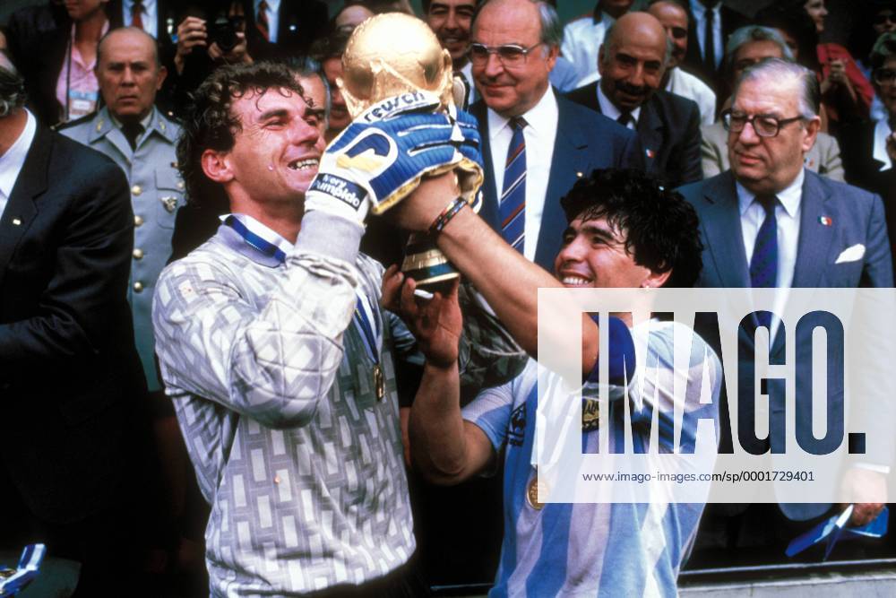 Diego Armando Maradona (re.) und Torwart Nery Pumpido (beide Argentinien) mit dem Weltmeisterpokal, Bundeskanzler Dr. Helmut Kohl (BR Deutschland) lächelt süffisant Fußball WM Herren Weltmeisterschaft 1986, Länderspiel, Nationalmannschaft, Nationalteam, Finale, Endspiel, Vdia Gruppe Siegerehrung, Podium, Podest Mexico City, Mexiko Stadt o0 Aufmacher Freude, Begeisterung,
